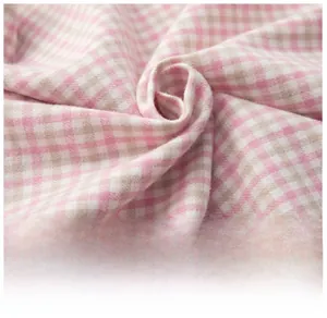 Nahaufnahme von weichem, gebürstetem Baumwollstoff mit rosa-weißem Karomuster-Detail