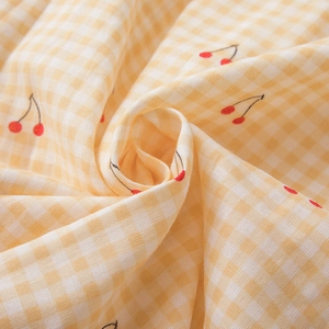 Ensemble pyjama en coton pour femme avec motif vichy jaune et imprimés cerise