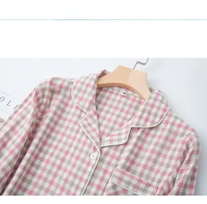 Détail du haut de pyjama en coton à carreaux roses avec col à revers et boutons