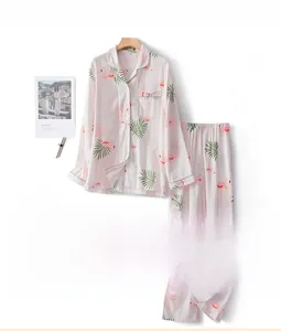 Détail du pyjama en coton rose avec imprimé flamant rose et garniture de poche en dentelle