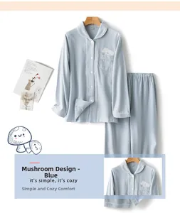 Detailansicht der feinen Katzenstickerei auf der blauen Pyjamatasche aus angerauter Baumwolle