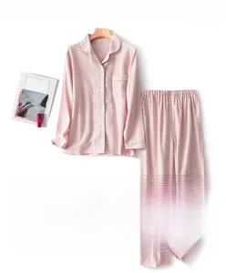Detail eines rosa karierten Baumwollpyjamas mit klassischem Revers und weicher Textur