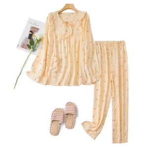 Ensemble pyjama en coton respirant à carreaux jaunes avec motifs cerises pour femme