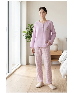 Détail du haut de pyjama en coton lavande avec broderie florale délicate sur la poche