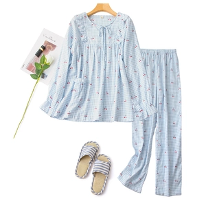 Pyjama en coton à carreaux bleus avec motifs cerises et col rond à volants élégants
