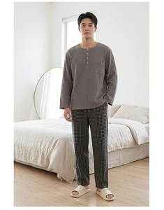 Détail d'un pyjama homme en coton gris avec texture gaufrée et col boutonné confortable