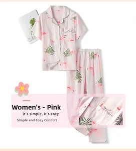 Détail du pyjama imprimé flamant rose avec poche et bordure en dentelle sur coton rose