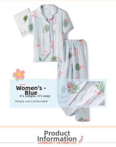 Détail de l'imprimé flamant rose et feuilles tropicales sur pyjama en coton bleu clair