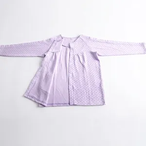 Abbigliamento da cura a pois viola chiaro a maniche lunghe per anziani in tessuto tecnico