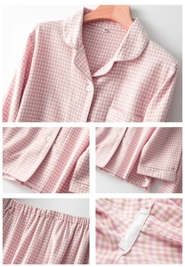 Detailansicht des rosa Gingham-Baumwollpyjamas mit Revers, Manschetten und Gummizug