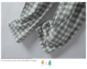 Detail der grau-weißen Baumwoll-Pyjamahose mit weicher, gebürsteter Stoffstruktur
