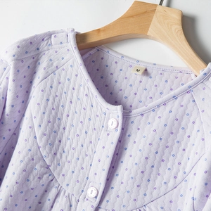 Maglia trapuntata per assistenza anziani con stampa floreale e bottoni a pressione