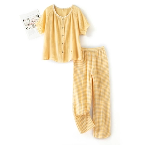 Pyjama femme en coton jaune avec col en dentelle et détails de tulipe brodés