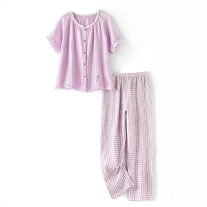 Pyjama femme en gaze de coton lavande avec broderie florale et pantalon à carreaux