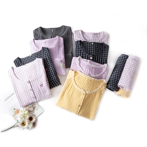 Ensemble pyjama en gaze de coton pour couple avec broderie et divers motifs à carreaux