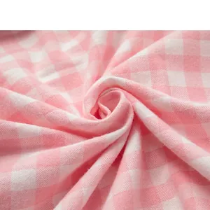 Schlafanzug-Set aus flanellierter Baumwolle mit rosa Karomuster und weicher Oberfläche
