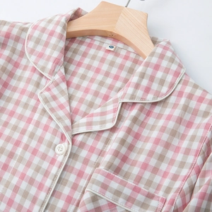 Haut de pyjama en coton à carreaux roses et blancs avec col à revers et poche poitrine