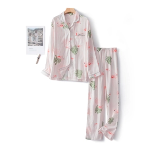 Pyjama femme en coton rose avec imprimé flamant rose et feuilles de palmier, manches longues