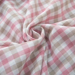 Tissu de pyjama en coton vichy rose et marron avec texture tissée douce et pliée