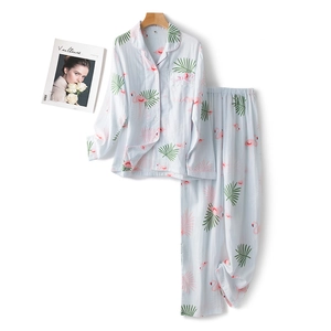 Pyjama en coton bleu avec imprimé flamant rose, feuilles tropicales et poche dentelle