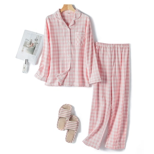 Schlafanzug-Set aus Baumwolle mit rosa Karomuster, Langarm-Oberteil und Hausschuhen für Damen