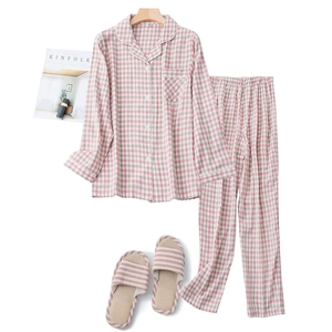 Ensemble de pyjama en coton à carreaux roses pour femmes avec chaussons assortis