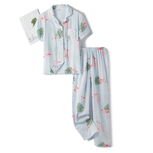 Pyjama en coton à motif flamant rose et feuilles tropicales sur fond bleu clair