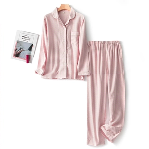 Schlafanzug-Set für Damen aus rosa-weiß karierter Baumwolle mit langen Ärmeln