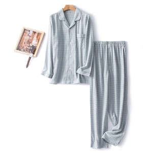 Klassisches blau-weißes kariertes Baumwoll-Pyjama-Set mit Hemd und langer Schlafhose