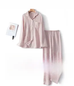 Dettaglio del set pigiama in cotone pied-de-poule rosa e bianco con tasca sul petto e trama