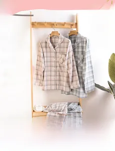 Detail eines weichen Baumwoll-Flanell-Pyjama-Sets mit klassischem Karomuster in zartem Rosa