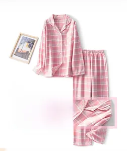 Detail eines rosa-weiß karierten Pyjama-Sets für Damen aus weicher, gebürsteter Baumwolle