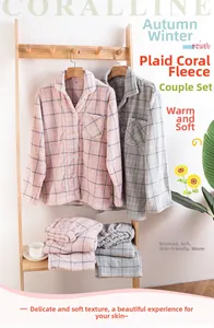Détail du pyjama à carreaux en polaire corail montrant la texture et la poche poitrine