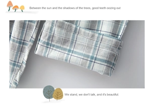 Detail der Ärmelmanschette eines weichen blau-grauen karierten Baumwollpyjamas mit Naht