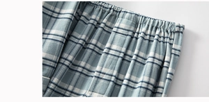 Makro-Detail des elastischen Bundes der blau-weiß karierten Baumwoll-Schlafanzughose