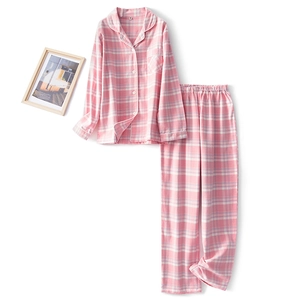 Schlafanzug-Set aus Baumwolle mit rosa-weißem Karomuster und durchgeknöpftem Oberteil