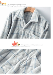 Détail du pyjama à carreaux en polaire corail avec col à revers et bouton blanc