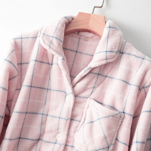 Haut de pyjama en polaire corail rose à carreaux avec col à revers et poche poitrine