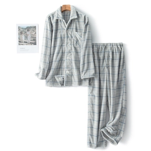 Pyjama à carreaux en polaire corail avec haut boutonné et pantalon en gris clair