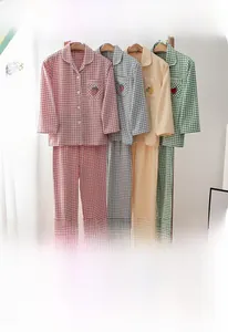 Pyjama pour enfants en flanelle de coton avec motifs à carreaux et broderies douces