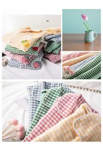 Vue détaillée du coton brossé avec motif à carreaux fins et broderie de fruits délicate