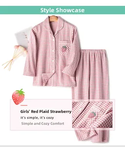 Détail de pyjama en coton pour filles avec motif à carreaux et broderie de fraise