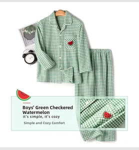Détail du pyjama enfant en coton à carreaux verts avec broderie pastèque soignée