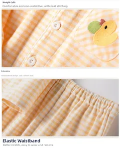 Détail de pyjama enfant en coton avec broderie canard, motif à carreaux et taille élastique