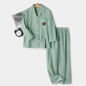 Pyjama enfant en coton à carreaux verts avec manches longues et broderie de pastèque