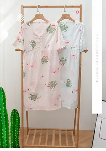 Détail de nuisettes en gaze de coton avec motif flamant rose et col en V à volants