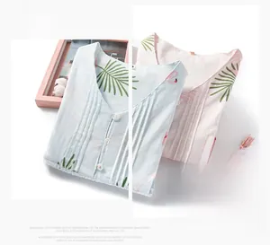 Détails de la chemise de nuit en coton à motif flamant rose avec col en V et boutons