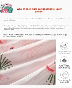 Détail du tissu en gaze de coton double couche avec motifs flamants roses et palmiers