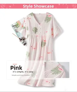 Détail d'une chemise de nuit rose en coton avec imprimé flamant et col V boutonné