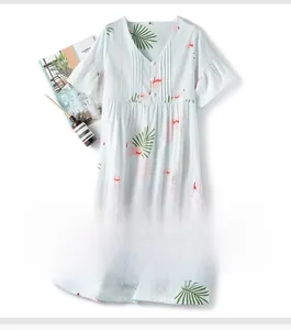 Détail de la chemise de nuit en coton bleu avec imprimé flamant et col V à boutons